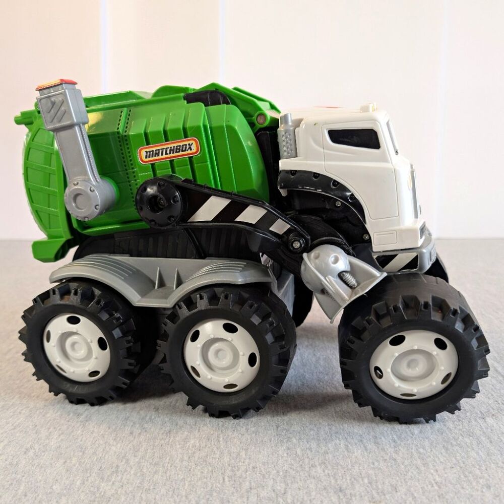 Matchbox Transforming Garbage Truck Toy Vehicle Green White Gray Black 2008